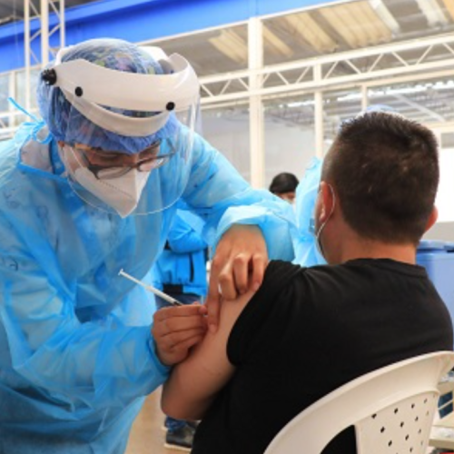 La vacunación contra el COVID-19 juega un papel importante en el primer pico respiratorio en la ciudad​​