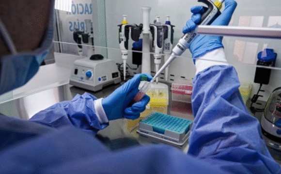 Bogotá inaugura el primer laboratorio de genómica que ayudará a pacientes con cáncer y otras enfermedades crónicas