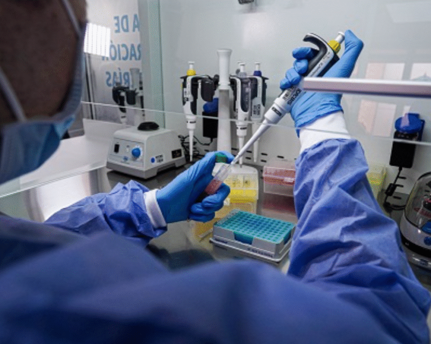 Bogotá inaugura el primer laboratorio de genómica que ayudará a pacientes con cáncer y otras enfermedades crónicas