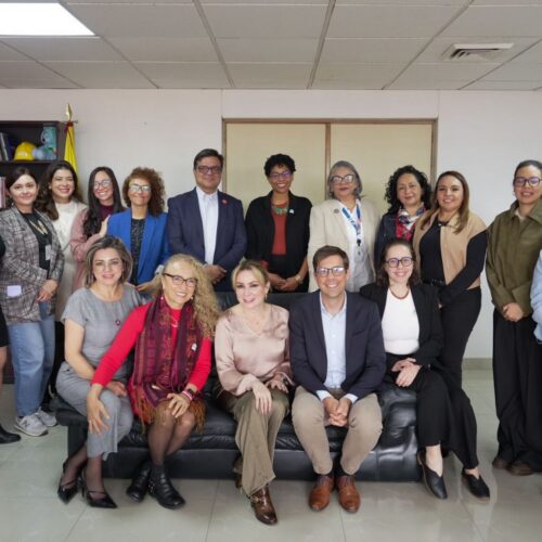 Bogotá inicia una alianza de cooperación con la Fundación Novartis para fortalecer la prevención, la detección temprana y el control de las enfermedades cardiovasculares, principal causa de muerte en Colombia y el mundo. Bogotá, D. C., 24 de junio de 2026. La Secretaría Distrital de Salud presentó oficialmente la llegada de CARDIO4Cities a Bogotá, sumando a la ciudad a una red global que trabaja por mejorar la salud cardiovascular. Con esta iniciativa, Bogotá consolida un enfoque basado en datos, innovación y trabajo territorial para mejorar la prevención, la detección temprana y el control del riesgo cardiovascular. Bogotá vive una transformación demográfica: vivimos más años y la ciudad envejece. El aumento de la longevidad es un logro social que exige nuevos abordajes. En ese contexto, CARDIO4Cities incorpora un enfoque de curso de vida, entendiendo que la salud cardiovascular se construye desde edades tempranas y que las acciones de prevención y control contribuyen a una mejor calidad de vida durante el envejecimiento. Prevenir y controlar las enfermedades cardiovasculares, hoy la principal causa de muerte en Colombia y el mundo, es una apuesta por la salud y el bienestar de las generaciones presentes y futuras. "Con esta iniciativa fortalecemos nuestra capacidad para identificar riesgos a tiempo, mejorar la atención desde el territorio y tomar decisiones basadas en evidencia que protejan la salud de las personas en Bogotá", afirmó Gerson Bermont, secretario Distrital de Salud. La iniciativa se desarrolla con el apoyo de una alianza con la Fundación Novartis, orientada a la gestión del conocimiento y al intercambio de buenas prácticas en análisis de datos, herramientas digitales y modelos de intervención con evidencia internacional. Un eje central es el fortalecimiento de los Servicios Especializados Resolutivos (SER) para la atención, el seguimiento y el control de las personas con riesgo cardiovascular. Como parte de la implementación, equipos de la Secretaría Distrital de Salud y de la Fundación desarrollaron una agenda técnica para revisar capacidades instaladas, identificar oportunidades de fortalecimiento y priorizar acciones para la adaptación del modelo a las necesidades de Bogotá. Fortalecimiento de la atención cardiovascular desde el territorio En el marco de CARDIO4Cities, Bogotá impulsará acciones para fortalecer la identificación oportuna de personas con factores de riesgo cardiovascular, la estratificación del riesgo en los servicios de salud, la formación continua del talento humano, la educación comunitaria y las estrategias de autocuidado. Estas acciones se complementarán con herramientas para mejorar el análisis de información y apoyar la toma de decisiones en salud pública desde un enfoque territorial. La estrategia se alinea con el modelo MAS Bienestar y la Atención Primaria Social, fortaleciendo la capacidad del sistema de salud para responder a las enfermedades cardiovasculares mediante el trabajo articulado entre los servicios de salud, otros sectores y las comunidades, con énfasis en la prevención, el cuidado integral y el seguimiento de las personas en riesgo