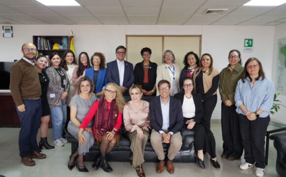 Bogotá inicia una alianza de cooperación con la Fundación Novartis para fortalecer la prevención, la detección temprana y el control de las enfermedades cardiovasculares, principal causa de muerte en Colombia y el mundo. Bogotá, D. C., 24 de junio de 2026. La Secretaría Distrital de Salud presentó oficialmente la llegada de CARDIO4Cities a Bogotá, sumando a la ciudad a una red global que trabaja por mejorar la salud cardiovascular. Con esta iniciativa, Bogotá consolida un enfoque basado en datos, innovación y trabajo territorial para mejorar la prevención, la detección temprana y el control del riesgo cardiovascular. Bogotá vive una transformación demográfica: vivimos más años y la ciudad envejece. El aumento de la longevidad es un logro social que exige nuevos abordajes. En ese contexto, CARDIO4Cities incorpora un enfoque de curso de vida, entendiendo que la salud cardiovascular se construye desde edades tempranas y que las acciones de prevención y control contribuyen a una mejor calidad de vida durante el envejecimiento. Prevenir y controlar las enfermedades cardiovasculares, hoy la principal causa de muerte en Colombia y el mundo, es una apuesta por la salud y el bienestar de las generaciones presentes y futuras. "Con esta iniciativa fortalecemos nuestra capacidad para identificar riesgos a tiempo, mejorar la atención desde el territorio y tomar decisiones basadas en evidencia que protejan la salud de las personas en Bogotá", afirmó Gerson Bermont, secretario Distrital de Salud. La iniciativa se desarrolla con el apoyo de una alianza con la Fundación Novartis, orientada a la gestión del conocimiento y al intercambio de buenas prácticas en análisis de datos, herramientas digitales y modelos de intervención con evidencia internacional. Un eje central es el fortalecimiento de los Servicios Especializados Resolutivos (SER) para la atención, el seguimiento y el control de las personas con riesgo cardiovascular. Como parte de la implementación, equipos de la Secretaría Distrital de Salud y de la Fundación desarrollaron una agenda técnica para revisar capacidades instaladas, identificar oportunidades de fortalecimiento y priorizar acciones para la adaptación del modelo a las necesidades de Bogotá. Fortalecimiento de la atención cardiovascular desde el territorio En el marco de CARDIO4Cities, Bogotá impulsará acciones para fortalecer la identificación oportuna de personas con factores de riesgo cardiovascular, la estratificación del riesgo en los servicios de salud, la formación continua del talento humano, la educación comunitaria y las estrategias de autocuidado. Estas acciones se complementarán con herramientas para mejorar el análisis de información y apoyar la toma de decisiones en salud pública desde un enfoque territorial. La estrategia se alinea con el modelo MAS Bienestar y la Atención Primaria Social, fortaleciendo la capacidad del sistema de salud para responder a las enfermedades cardiovasculares mediante el trabajo articulado entre los servicios de salud, otros sectores y las comunidades, con énfasis en la prevención, el cuidado integral y el seguimiento de las personas en riesgo