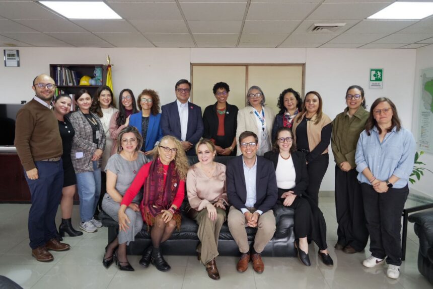 Bogotá inicia una alianza de cooperación con la Fundación Novartis para fortalecer la prevención, la detección temprana y el control de las enfermedades cardiovasculares, principal causa de muerte en Colombia y el mundo. Bogotá, D. C., 24 de junio de 2026. La Secretaría Distrital de Salud presentó oficialmente la llegada de CARDIO4Cities a Bogotá, sumando a la ciudad a una red global que trabaja por mejorar la salud cardiovascular. Con esta iniciativa, Bogotá consolida un enfoque basado en datos, innovación y trabajo territorial para mejorar la prevención, la detección temprana y el control del riesgo cardiovascular. Bogotá vive una transformación demográfica: vivimos más años y la ciudad envejece. El aumento de la longevidad es un logro social que exige nuevos abordajes. En ese contexto, CARDIO4Cities incorpora un enfoque de curso de vida, entendiendo que la salud cardiovascular se construye desde edades tempranas y que las acciones de prevención y control contribuyen a una mejor calidad de vida durante el envejecimiento. Prevenir y controlar las enfermedades cardiovasculares, hoy la principal causa de muerte en Colombia y el mundo, es una apuesta por la salud y el bienestar de las generaciones presentes y futuras. "Con esta iniciativa fortalecemos nuestra capacidad para identificar riesgos a tiempo, mejorar la atención desde el territorio y tomar decisiones basadas en evidencia que protejan la salud de las personas en Bogotá", afirmó Gerson Bermont, secretario Distrital de Salud. La iniciativa se desarrolla con el apoyo de una alianza con la Fundación Novartis, orientada a la gestión del conocimiento y al intercambio de buenas prácticas en análisis de datos, herramientas digitales y modelos de intervención con evidencia internacional. Un eje central es el fortalecimiento de los Servicios Especializados Resolutivos (SER) para la atención, el seguimiento y el control de las personas con riesgo cardiovascular. Como parte de la implementación, equipos de la Secretaría Distrital de Salud y de la Fundación desarrollaron una agenda técnica para revisar capacidades instaladas, identificar oportunidades de fortalecimiento y priorizar acciones para la adaptación del modelo a las necesidades de Bogotá. Fortalecimiento de la atención cardiovascular desde el territorio En el marco de CARDIO4Cities, Bogotá impulsará acciones para fortalecer la identificación oportuna de personas con factores de riesgo cardiovascular, la estratificación del riesgo en los servicios de salud, la formación continua del talento humano, la educación comunitaria y las estrategias de autocuidado. Estas acciones se complementarán con herramientas para mejorar el análisis de información y apoyar la toma de decisiones en salud pública desde un enfoque territorial. La estrategia se alinea con el modelo MAS Bienestar y la Atención Primaria Social, fortaleciendo la capacidad del sistema de salud para responder a las enfermedades cardiovasculares mediante el trabajo articulado entre los servicios de salud, otros sectores y las comunidades, con énfasis en la prevención, el cuidado integral y el seguimiento de las personas en riesgo