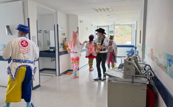 Humanización y sonrisas: la Fundación Doctora Clown acompañó a niños y niñas hospitalizados en Meissen
