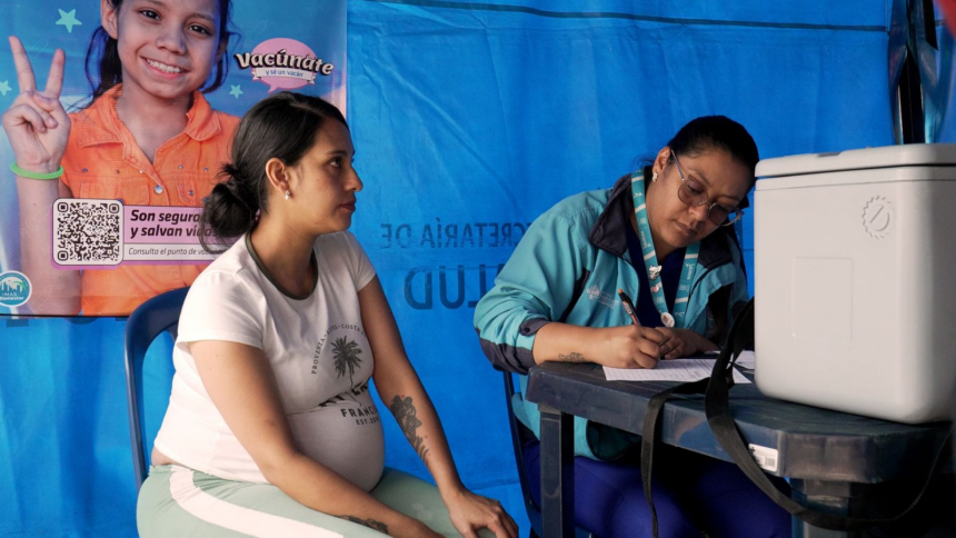 En apenas nueve meses, Bogotá alcanzó una cobertura del 94,6 % en la estrategia híbrida de protección contra la bronquiolitis por virus sincitial respiratorio (VSR) en recién nacidos