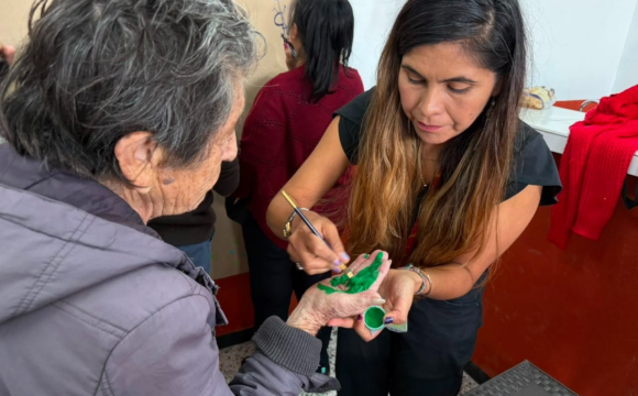 La demencia representa uno de los principales desafíos de salud pública asociados al envejecimiento de la población