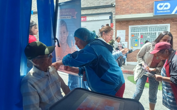 En Bogotá, debemos lograr que quienes tienen mayor riesgo de desarrollar complicaciones accedan oportunamente a la vacuna.