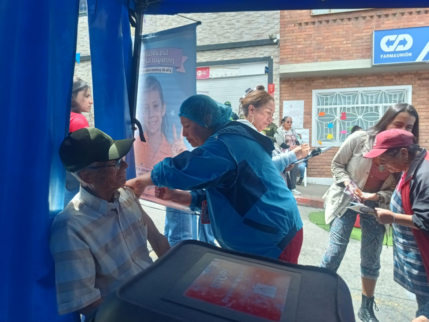 En Bogotá, debemos lograr que quienes tienen mayor riesgo de desarrollar complicaciones accedan oportunamente a la vacuna. En Bogotá, debemos lograr que quienes tienen mayor riesgo de desarrollar complicaciones accedan oportunamente a la vacuna.