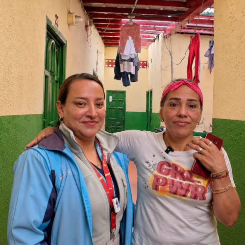 Bajo la premisa de que las personas están en el centro del modelo de salud de Bogotá MAS Bienestar, el Distrito está acercando servicios y atención a familias que viven en lugares de hospedaje transitorio (inmuebles en donde se pagan habitaciones a diario