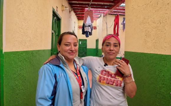 Bajo la premisa de que las personas están en el centro del modelo de salud de Bogotá MAS Bienestar, el Distrito está acercando servicios y atención a familias que viven en lugares de hospedaje transitorio (inmuebles en donde se pagan habitaciones a diario